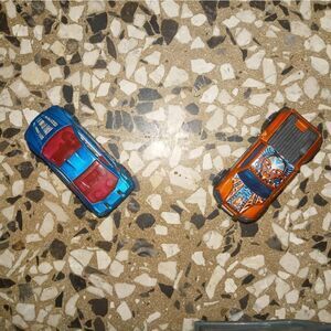 2 toy cars 
